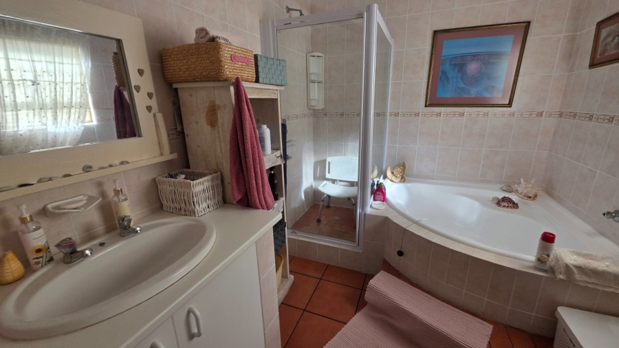 4 Bedroom Property for Sale in Boggomsbaai Western Cape